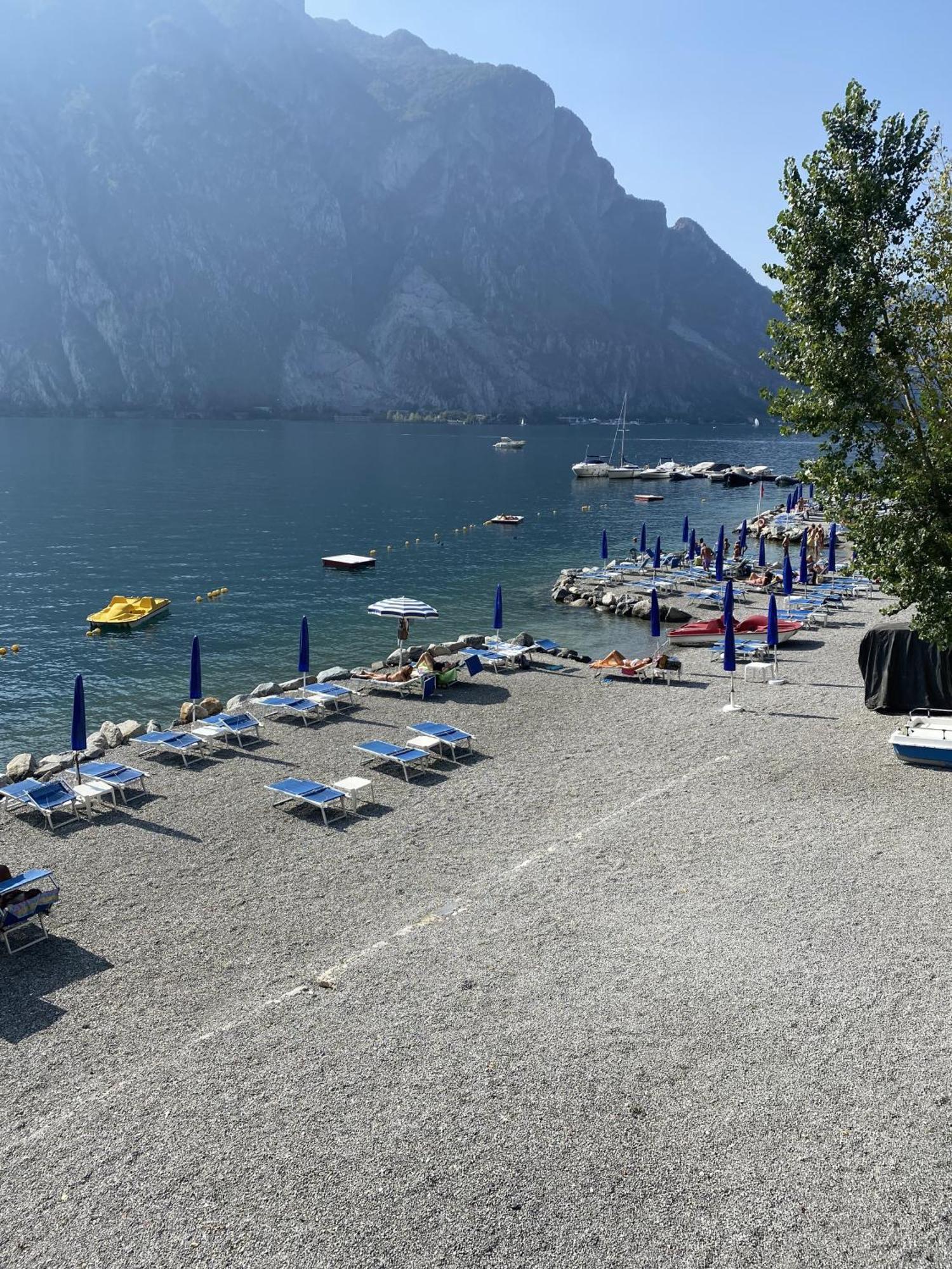 Lake Front Apartments, Леко Екстериор снимка